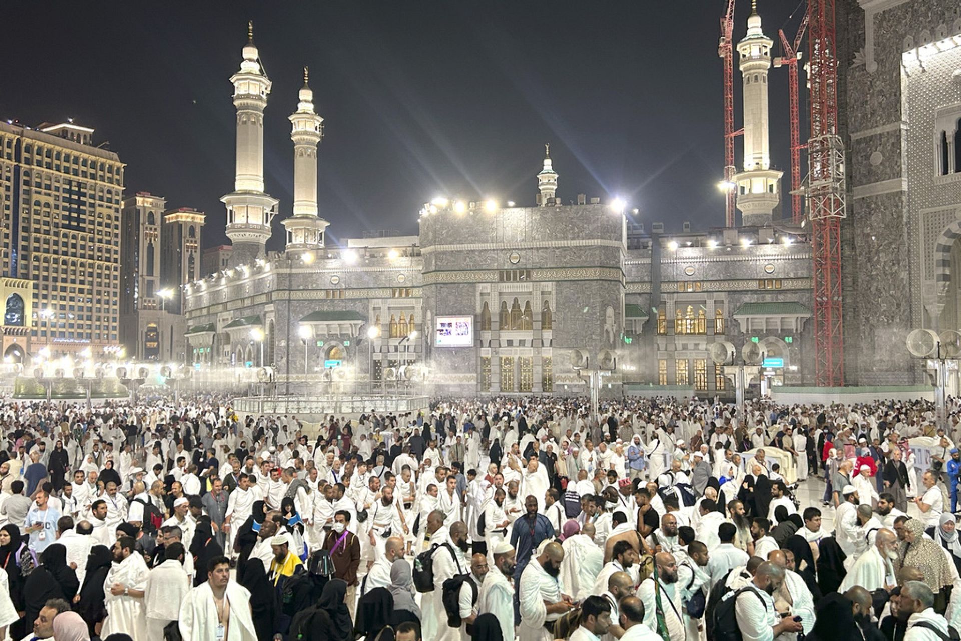 How Many People In Makkah Today: Current Estimates Explained